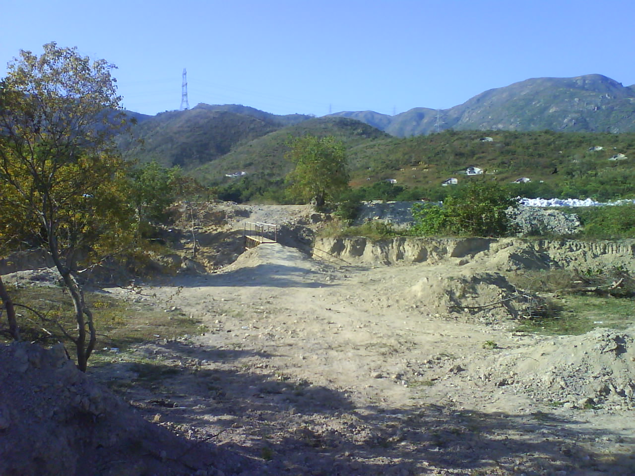 遠處會見到鐵橋