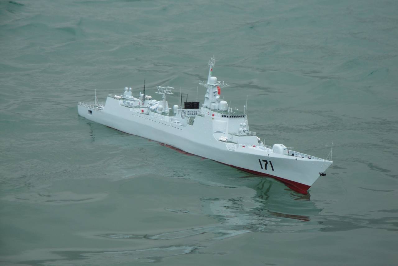 中华神盾171海口号首航在深水湾斩波劈浪前进